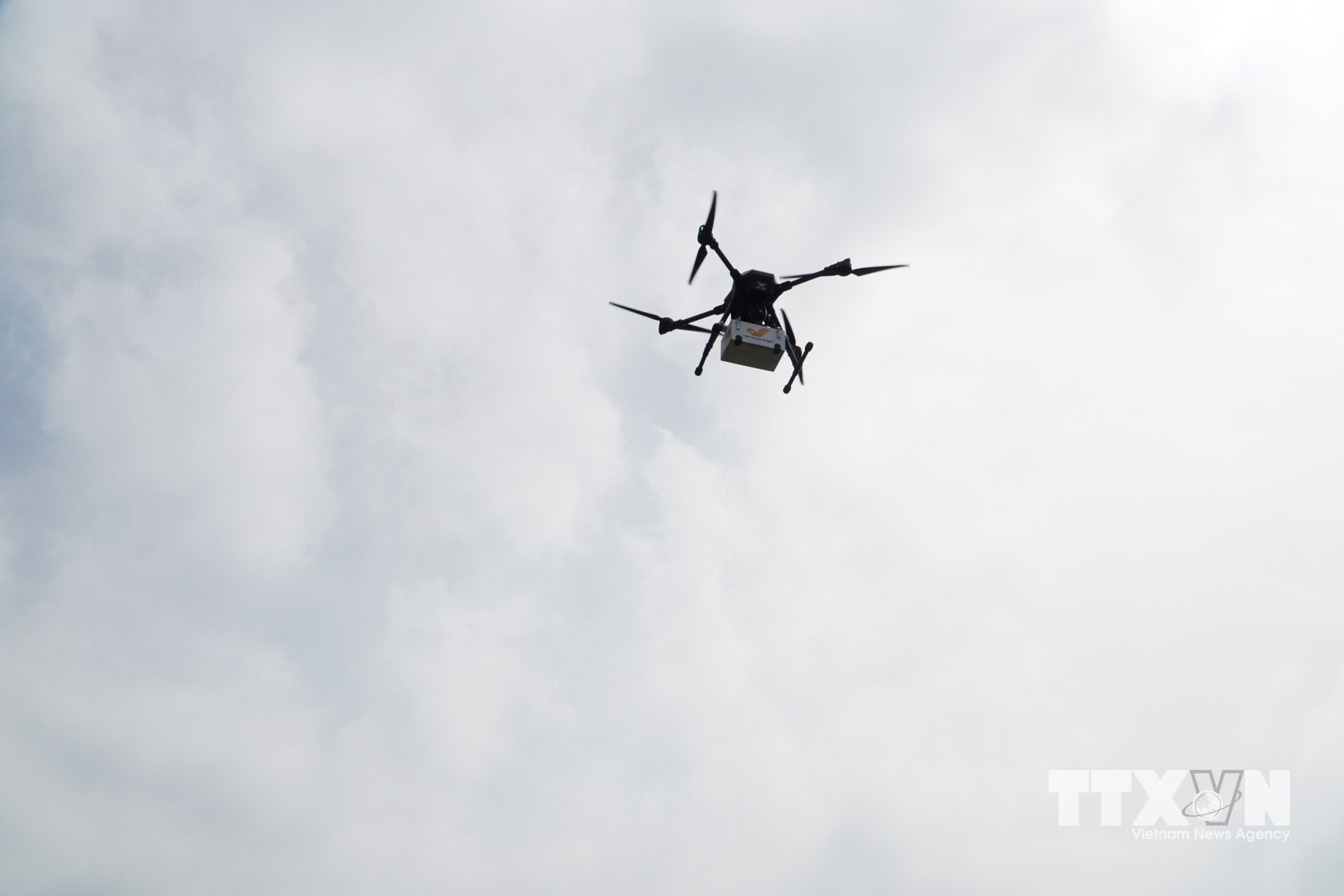 Tuyến giao hàng bưu chính bằng thiết bị bay không người lái (UAV) đầu tiên kết nối giữa xã Cần Giờ và phường Vũng Tàu (TP Hồ Chí Minh). (Ảnh: Thu Hoài/TTXVN)